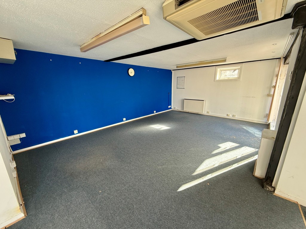 Lot: 22 - VACANT COMMERCIAL UNIT IN TOWN CENTRE - Area two